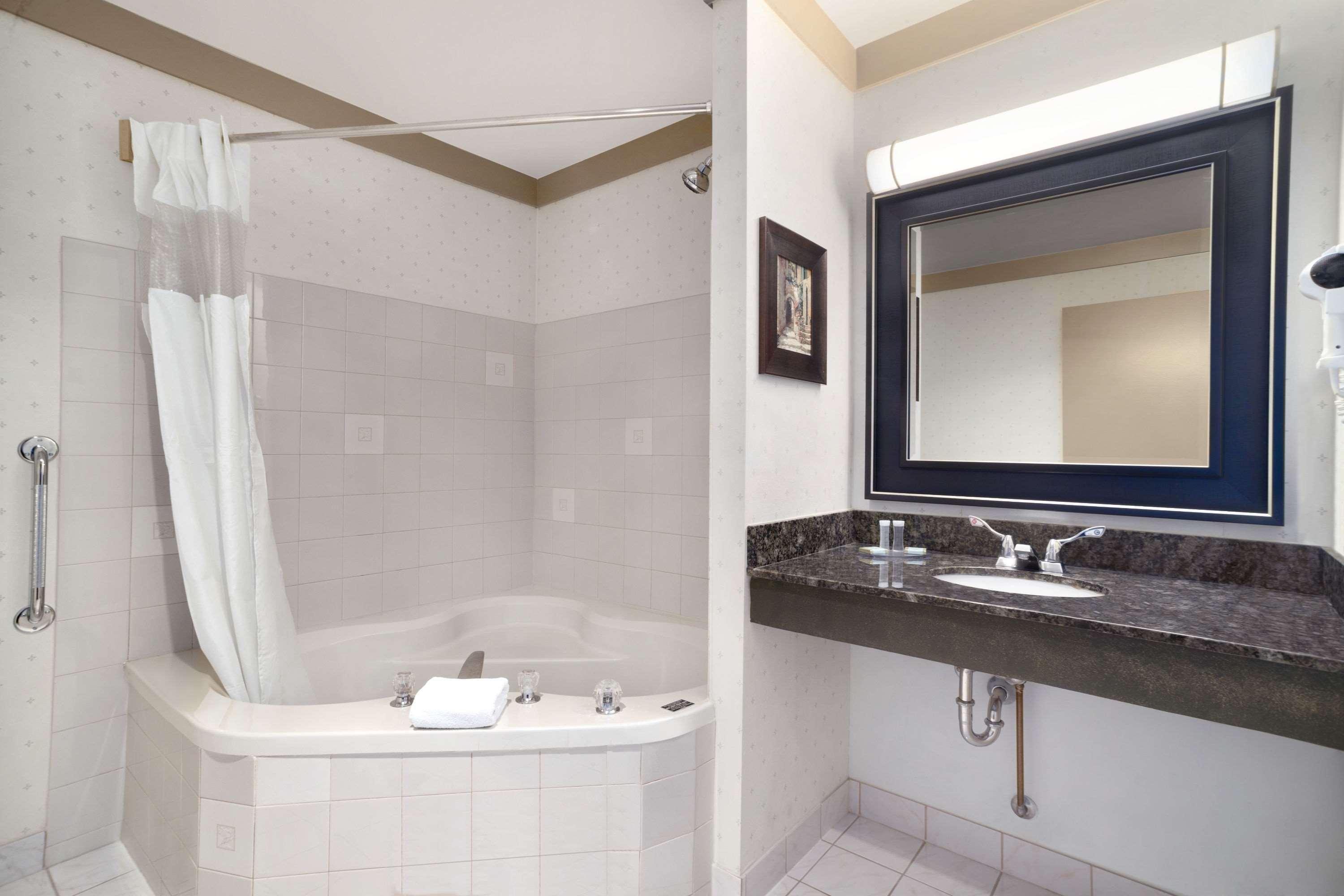 Days Inn & Suites By Wyndham Sault Ste. Marie On Buitenkant foto
