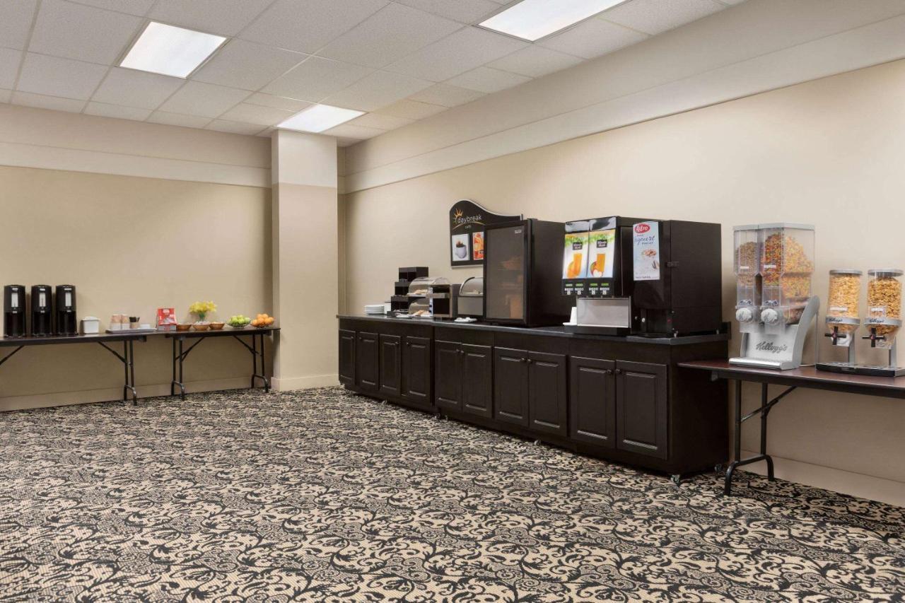 Days Inn & Suites By Wyndham Sault Ste. Marie On Buitenkant foto