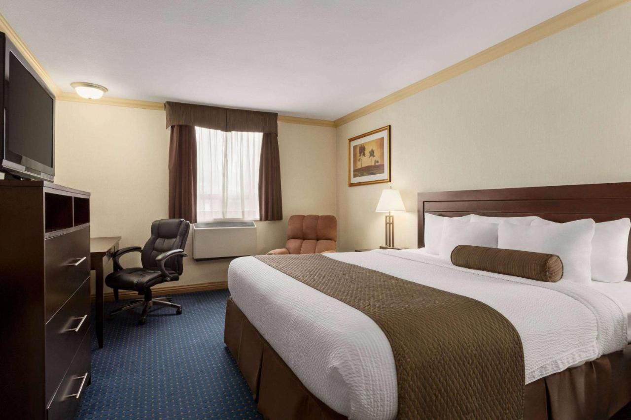 Days Inn & Suites By Wyndham Sault Ste. Marie On Buitenkant foto