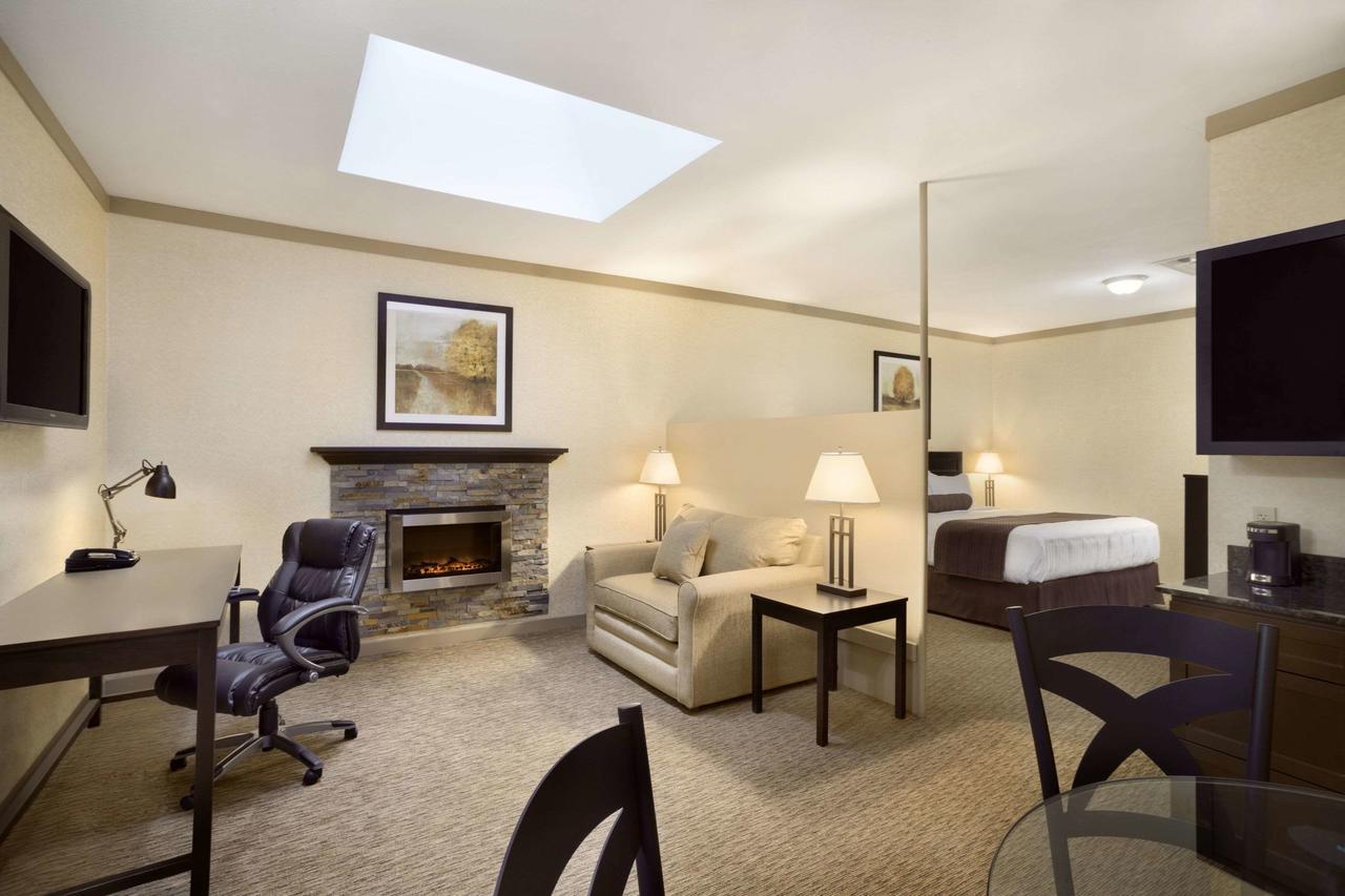 Days Inn & Suites By Wyndham Sault Ste. Marie On Buitenkant foto