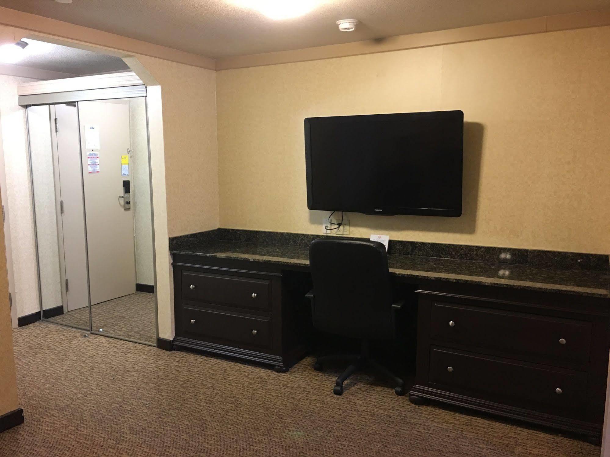 Days Inn & Suites By Wyndham Sault Ste. Marie On Buitenkant foto
