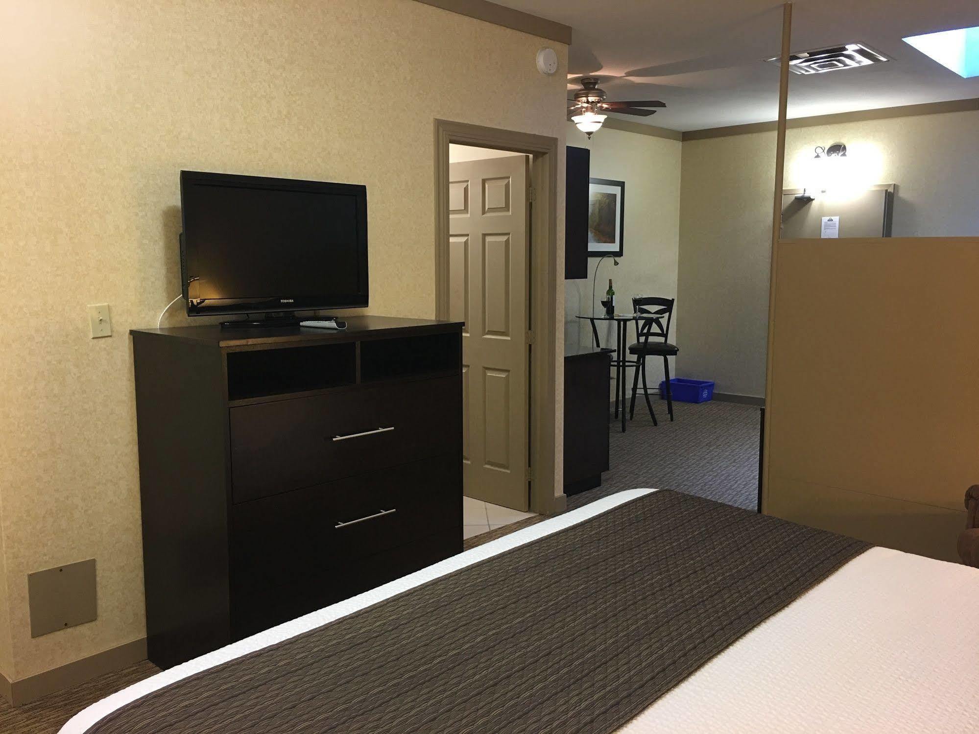 Days Inn & Suites By Wyndham Sault Ste. Marie On Buitenkant foto