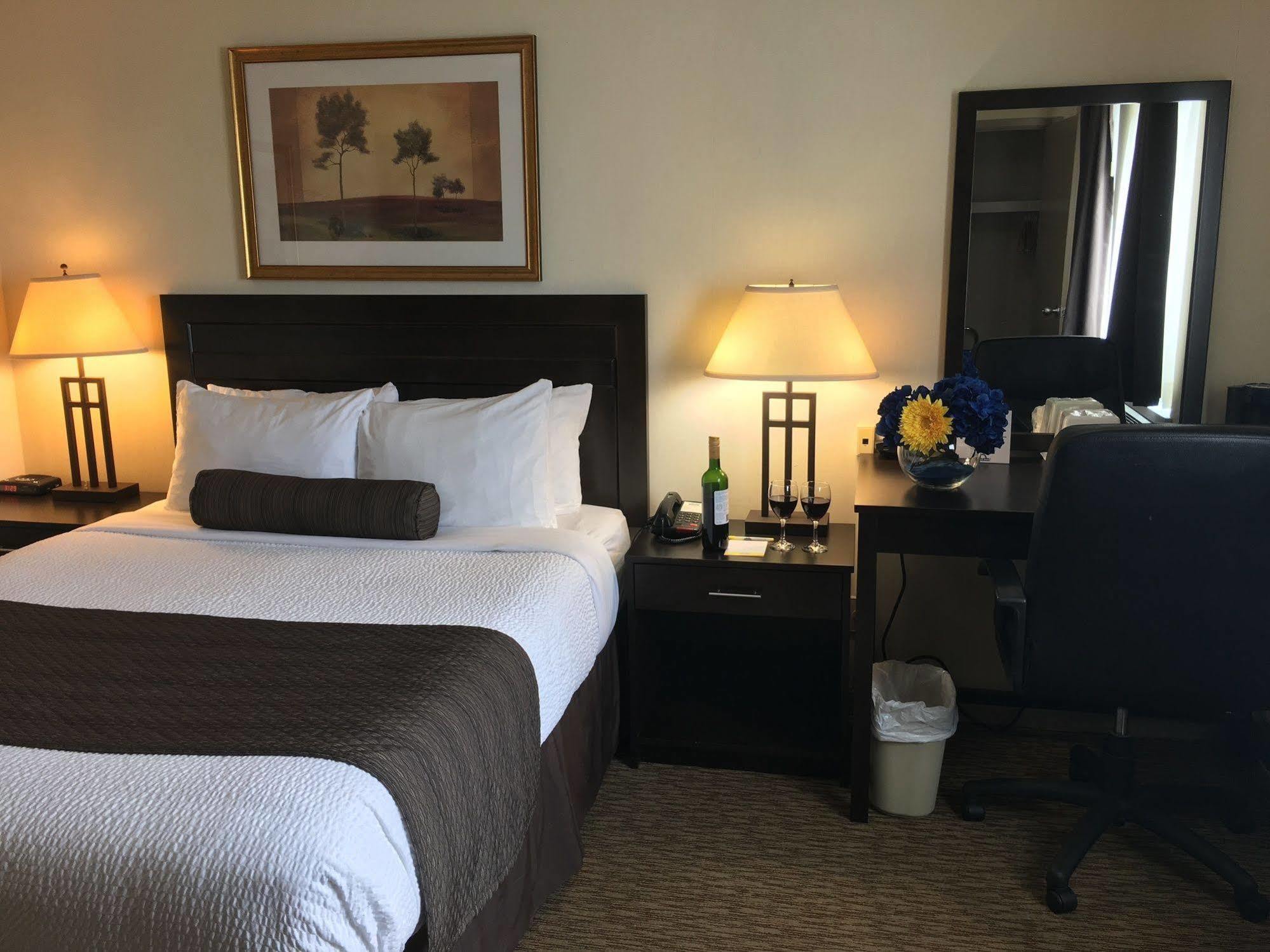 Days Inn & Suites By Wyndham Sault Ste. Marie On Buitenkant foto