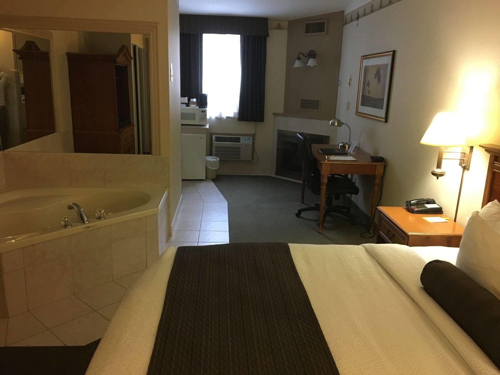 Days Inn & Suites By Wyndham Sault Ste. Marie On Buitenkant foto