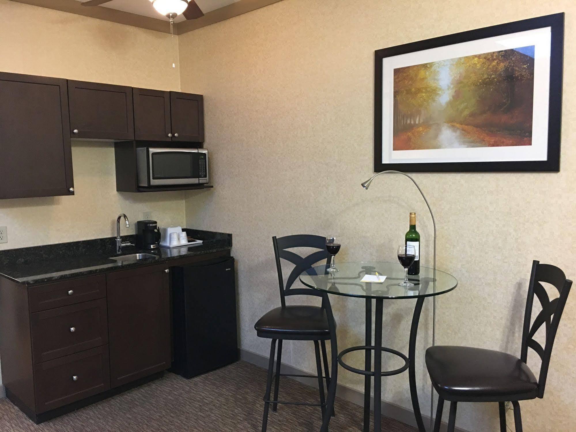 Days Inn & Suites By Wyndham Sault Ste. Marie On Buitenkant foto