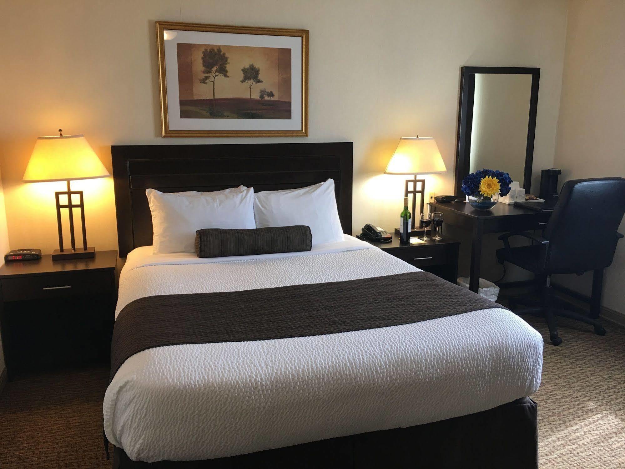 Days Inn & Suites By Wyndham Sault Ste. Marie On Buitenkant foto