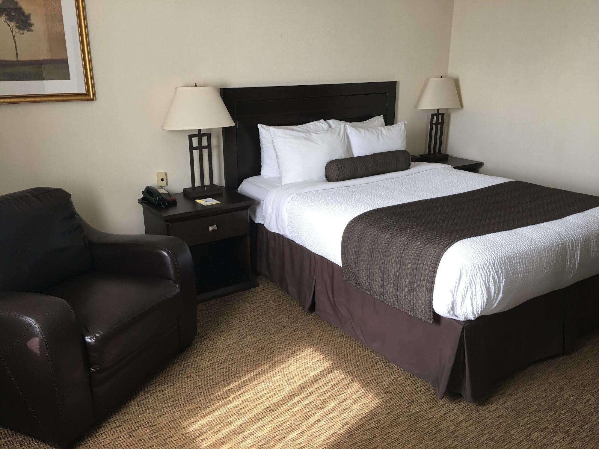 Days Inn & Suites By Wyndham Sault Ste. Marie On Buitenkant foto