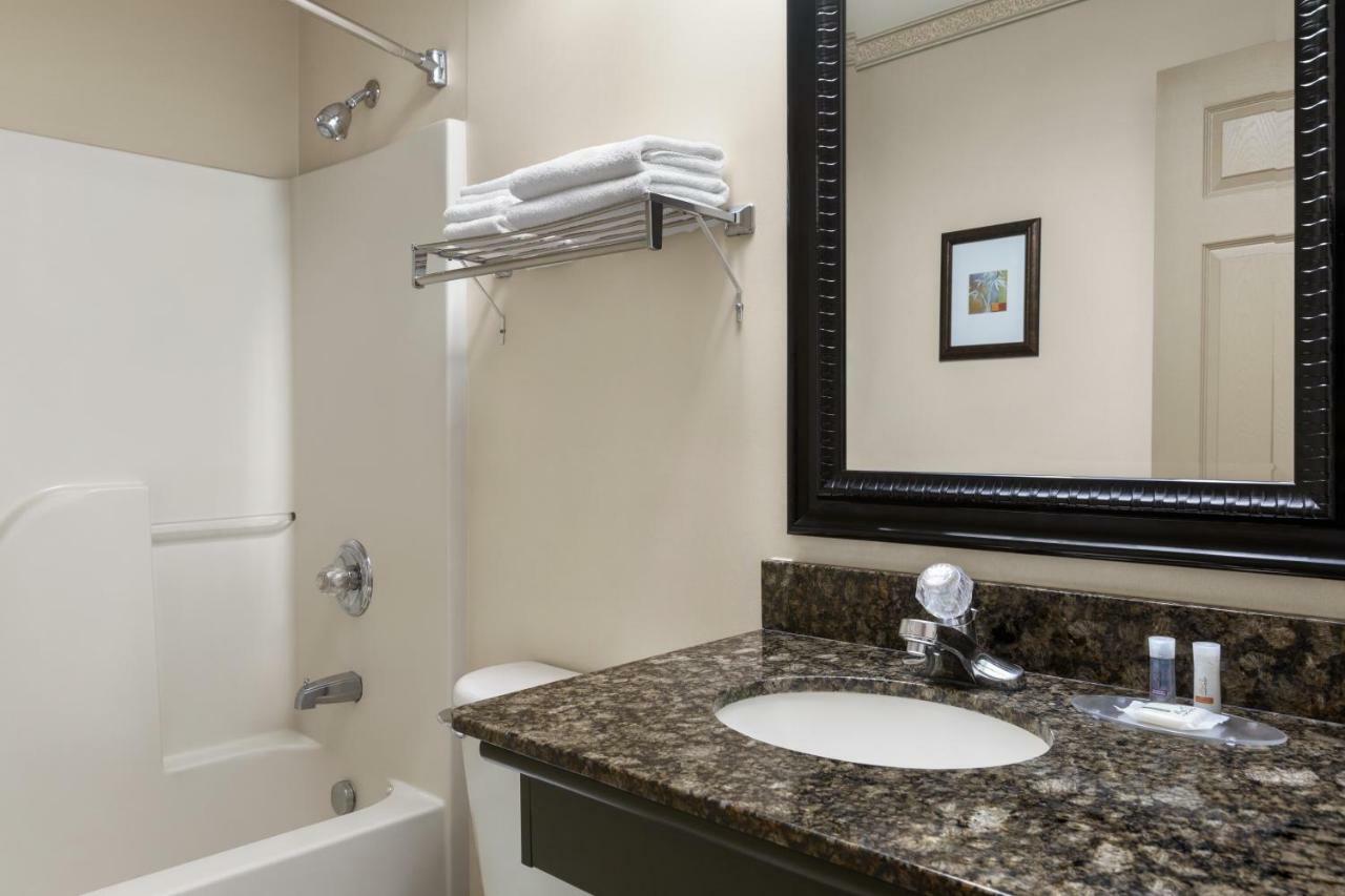Days Inn & Suites By Wyndham Sault Ste. Marie On Buitenkant foto